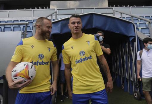 'Vato' Haroyan y Milutin Osmajic durante su presentación en el antiguo Carranza.