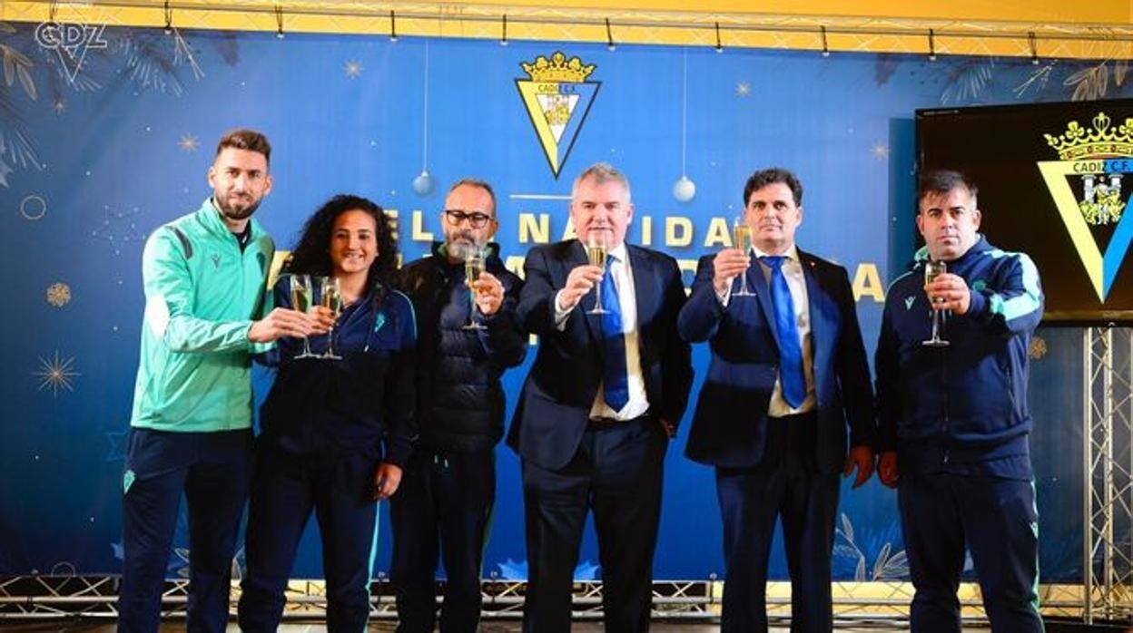 Cervera, en medio con Vizcaíno, y otros integrantes de estamentos del Cádiz CF