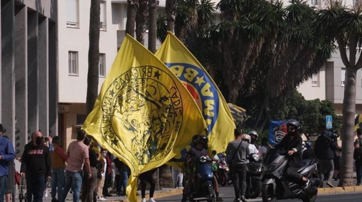 Aficionados cadistas en una quedada antes de un partido.