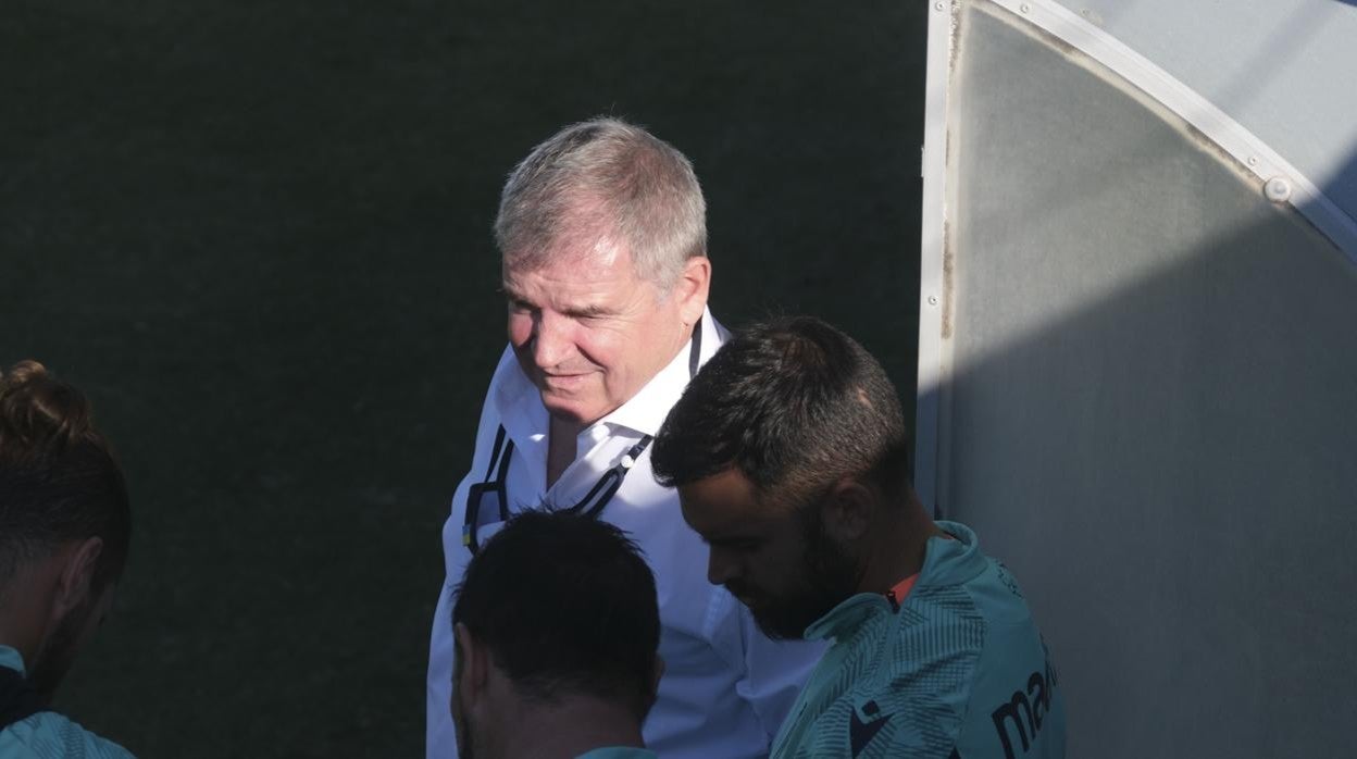 Manuel Vizcaíno en un entrenamiento del Cádiz.