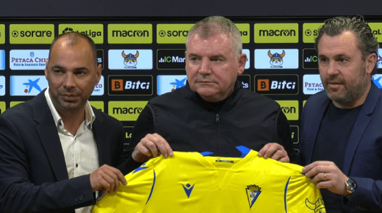 Cordero, Vizcaíno y Sergio en la presentación del entrenador