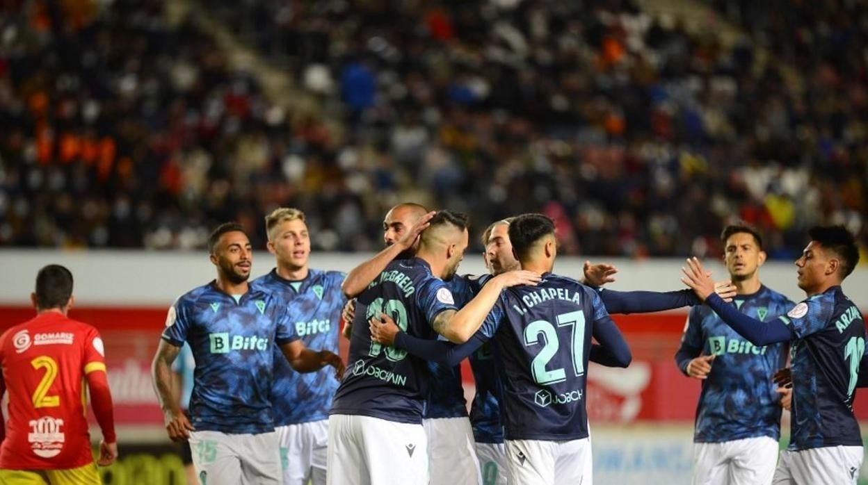 Los jugadores del Cádiz celebran el pase de ronda en Copa en Murcia