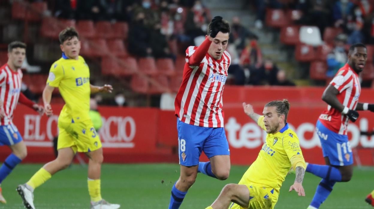 Bastida, al fondo, ve como Álvaro jiménez roba un balón.