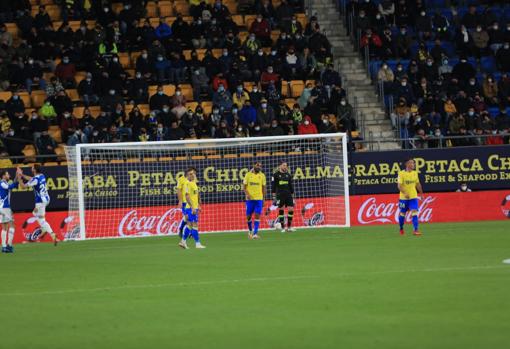 A los diez minutos ya encajó el gol el Cádiz.