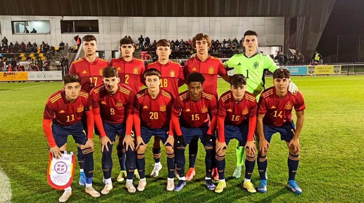 Álvaro Bastida, con el número 18 en un partido de la selección española.