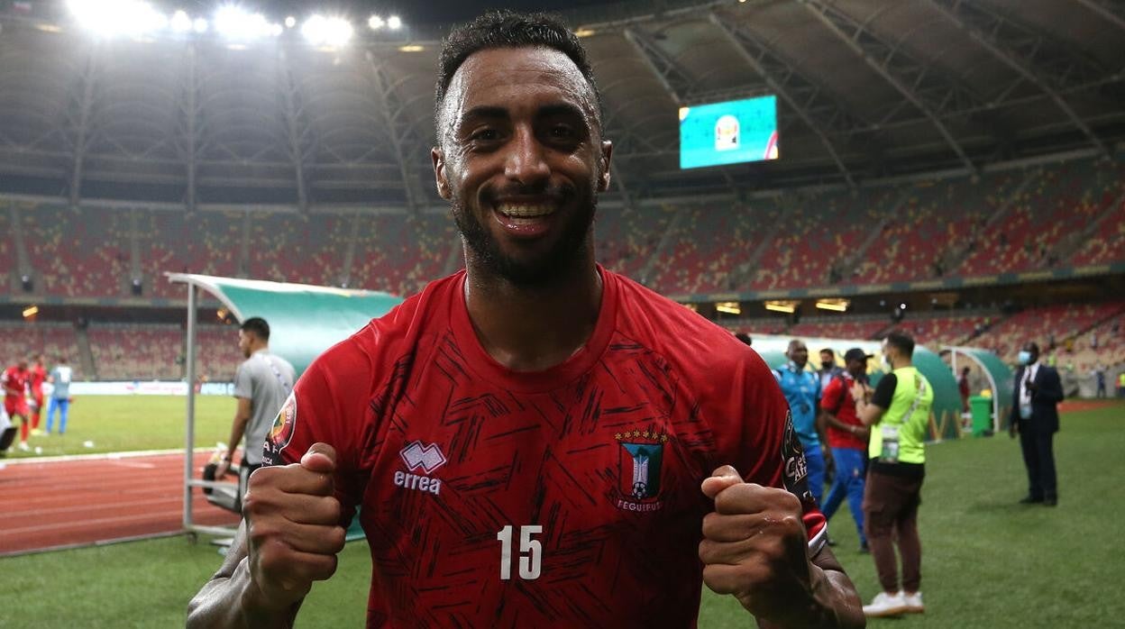 Akapo, pletórico celebrando la victoria con su selección