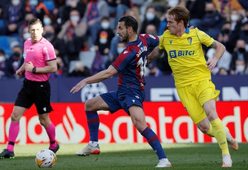 Álex junto a Soldado en el Levante - Cádiz.