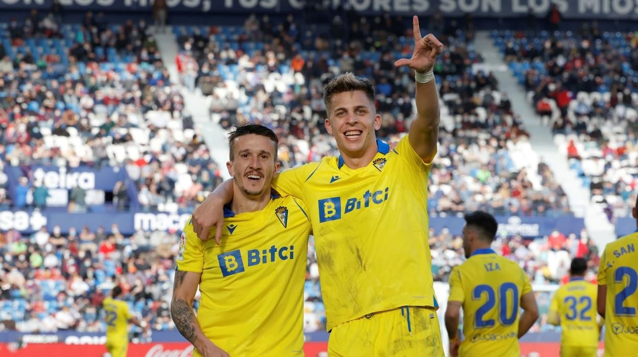 Alejo celebra el gol con Salvi.