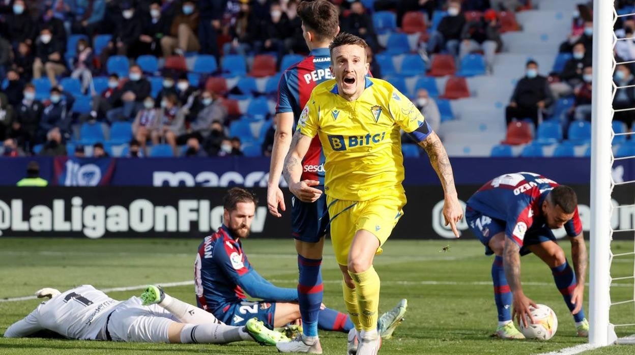 Aunque sigue en el pozo, el Cádiz CF se acerca a la zona de permanencia.