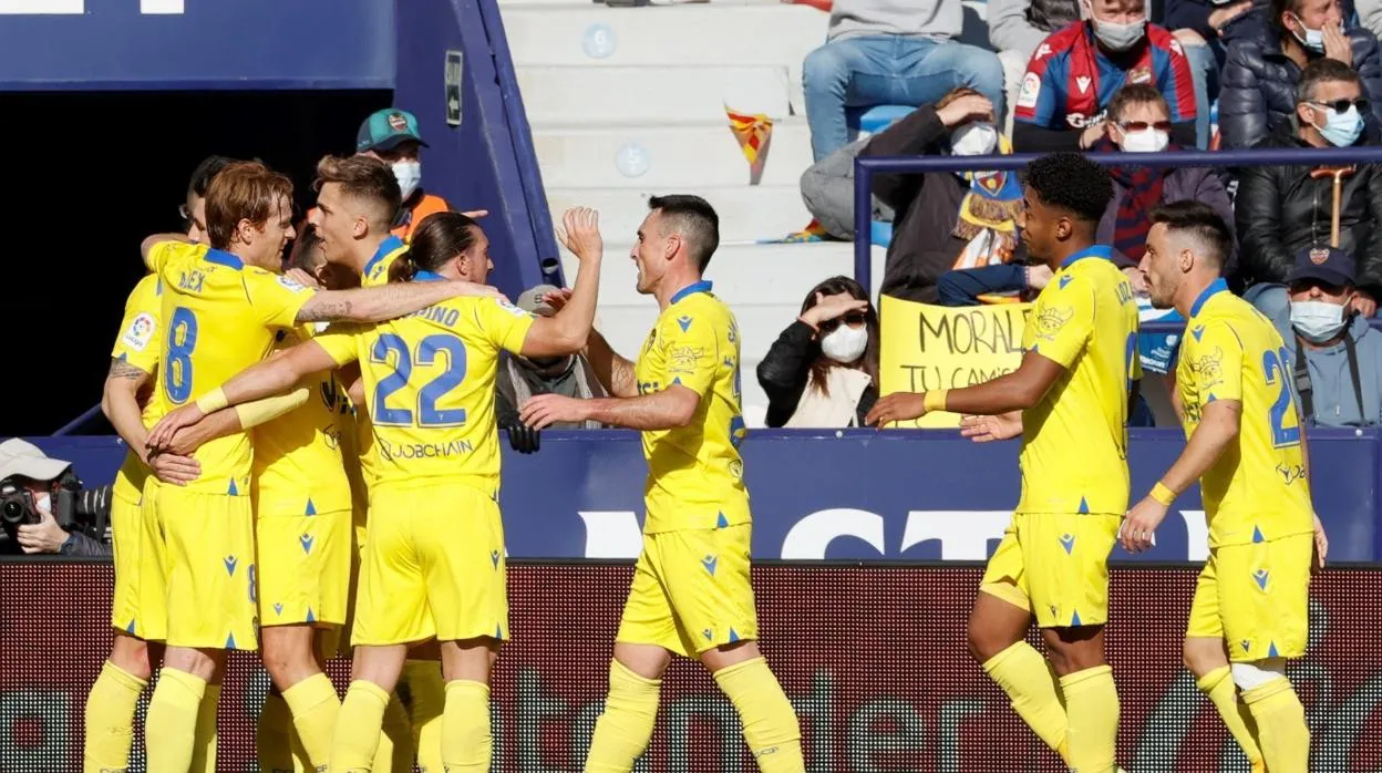 Los jugadores del Cádiz celebran el gol de Álvaro Negredo