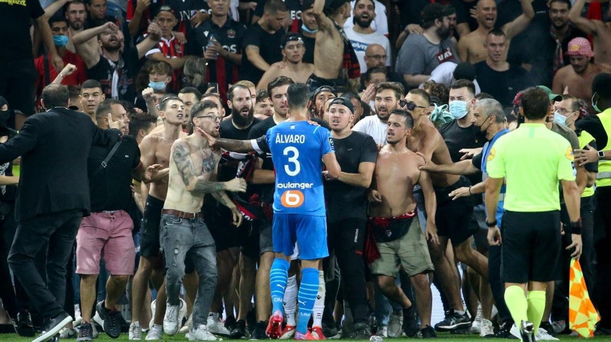 Álvaro González enfrentándose a los ultras del Niza en un partido disputado el pasado mes de agosto.