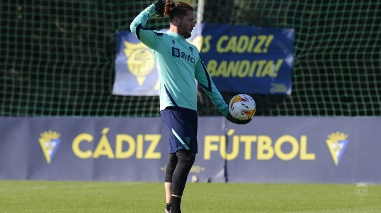 Conan Ledesma, pensativo durante una sesión de entrenamiento