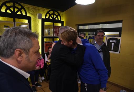 Abrazo entre el presidente cadista Manuel Vizcaíno y Álex en Rota el pasado mes de noviembre.