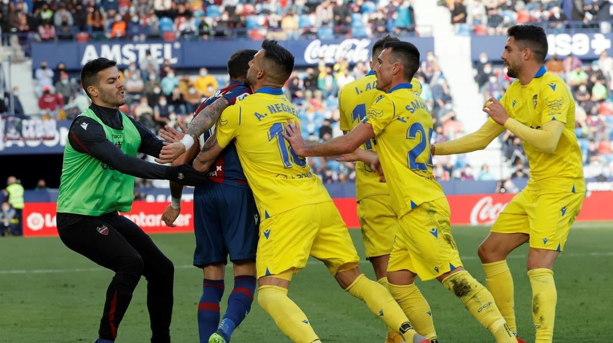 Negredo separa a un jugador del Levante para proteger a Iván Alejo de un posible encontronazo.