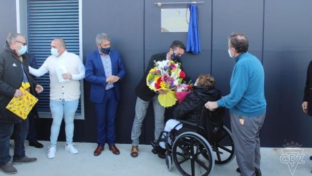 Una placa recuerda la figura de Javi Jiménez en El Rosal