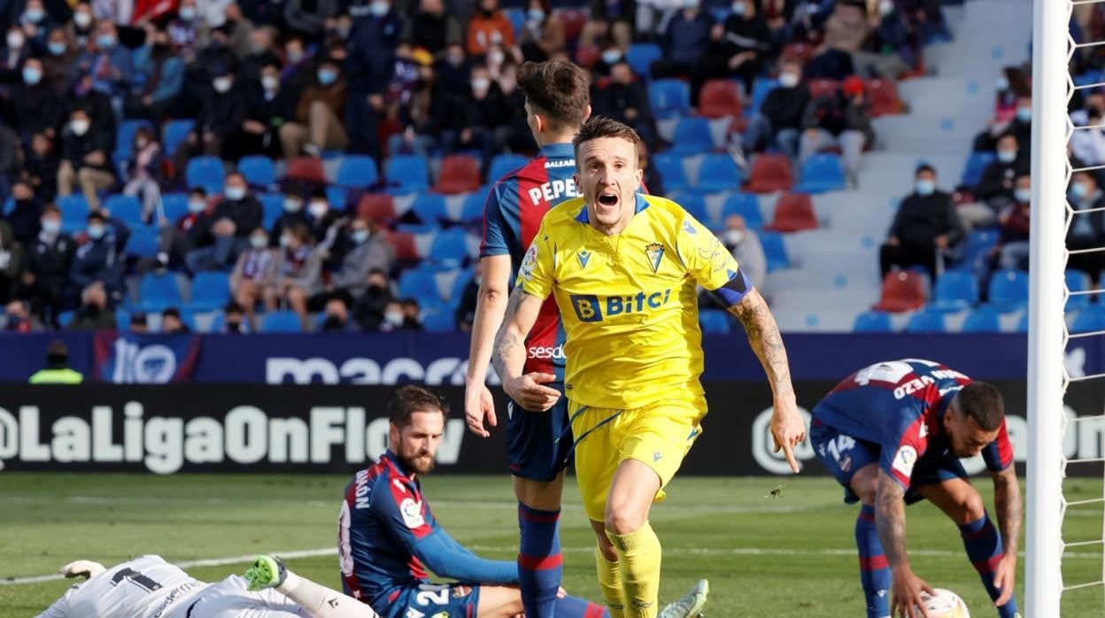 Salvi Sánchez celebra el segundo gol amarillo ante el Levante