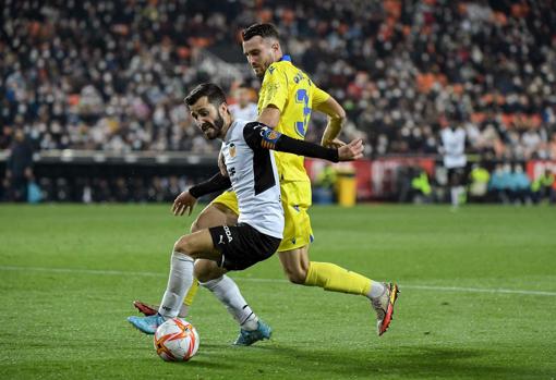 Raúl Parra ha sido titular en la Copa del Rey con el primer equipo del Cádiz CF.