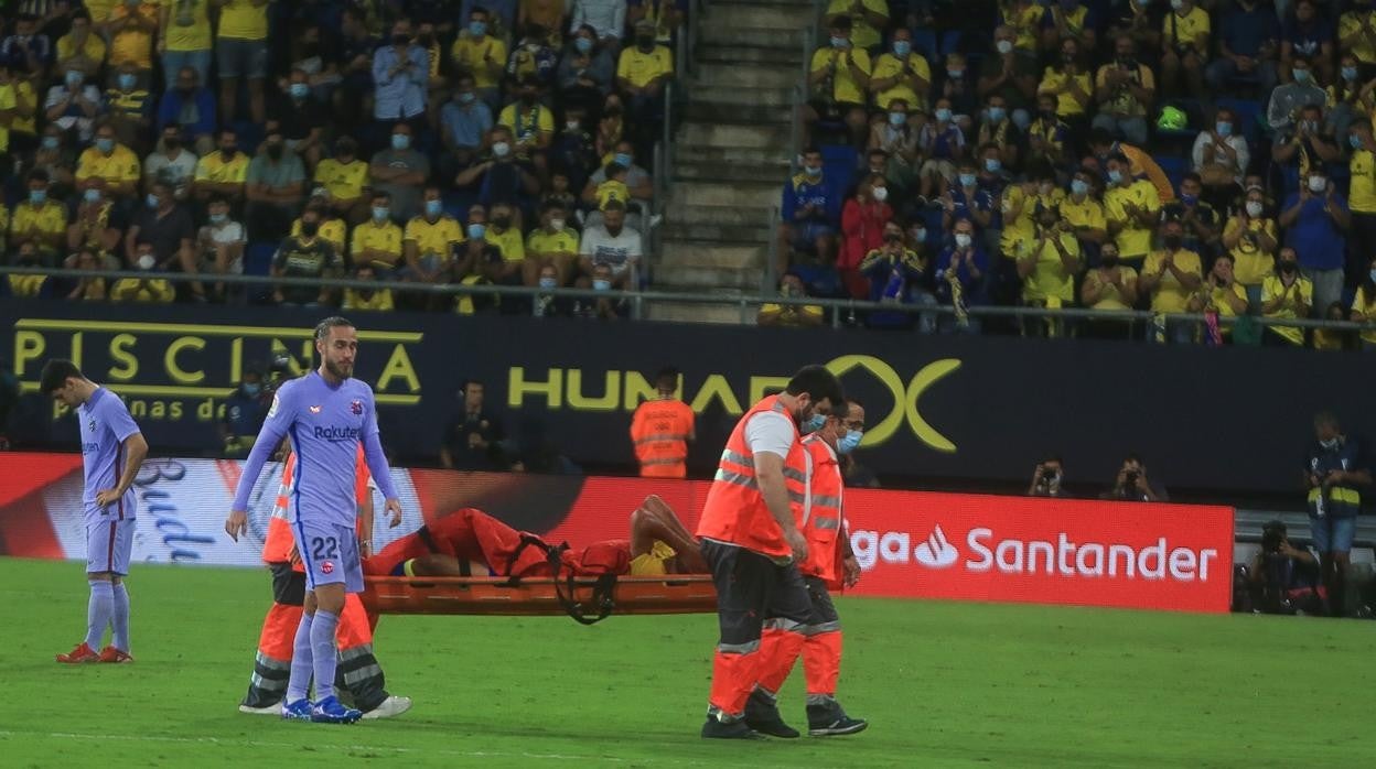 Fali se tuvo que retirar lesionado en Valencia; en la imagen, su lesión en casa ante el Barcelona.