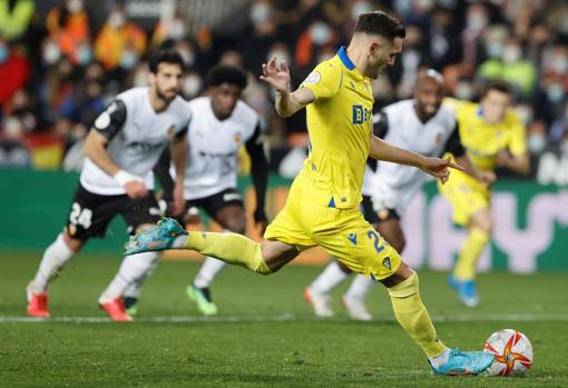 Lucas Pérez marcó un gol en su debut con el Cádiz CF en Mestalla.