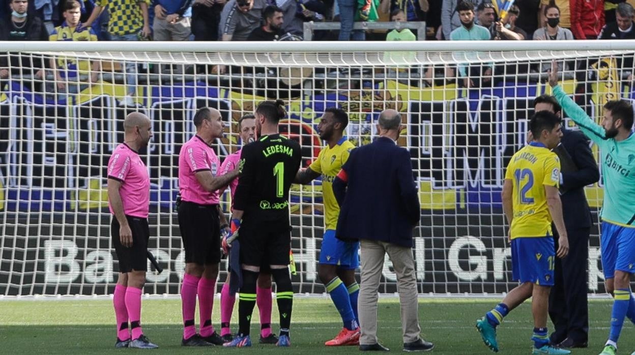 Conan Ledesma pide explicaciones a Mateu Lahoz al finalizar el Cádiz - Celta.