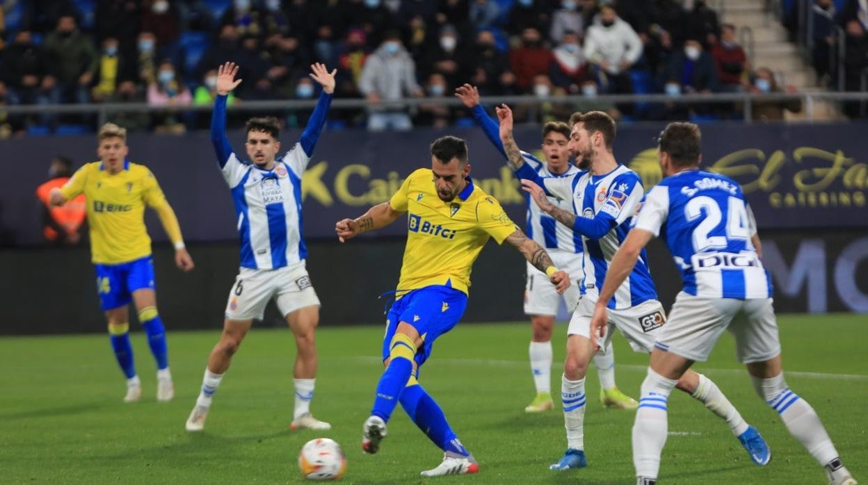 Álvaro Negredo ante el Espanyol.