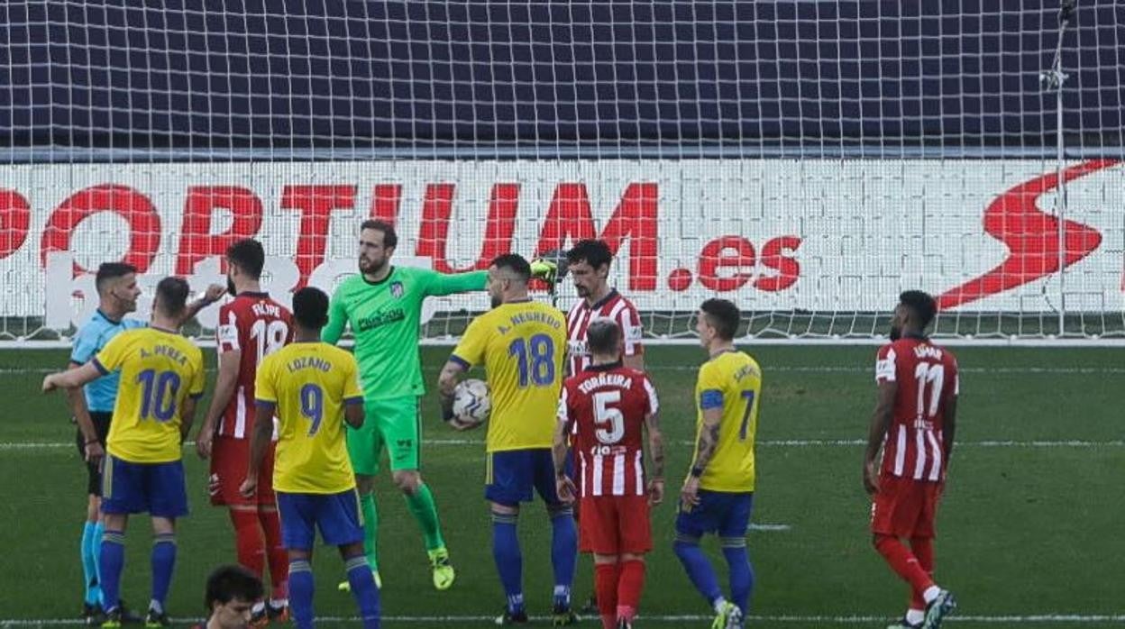 Amarillos y rojiblancos, en el duelo celebrado en el Nuevo Mirandilla