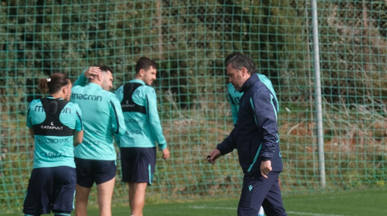 Sergio, pensativo durante el entrenamiento