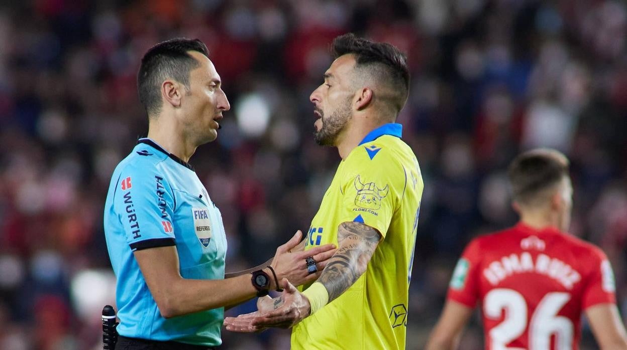 Álvaro Negredo protesta al colegiado Sánchez Martínez durante el Granada - Cádiz.