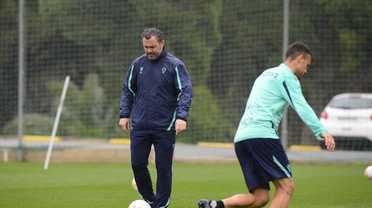 Sergio González, pensativo durante el entreno del martes