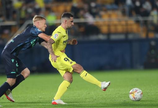 Paco Alcácer junto a Jens Jonsson en el encuentro de la primera vuelta de la competición liguera.