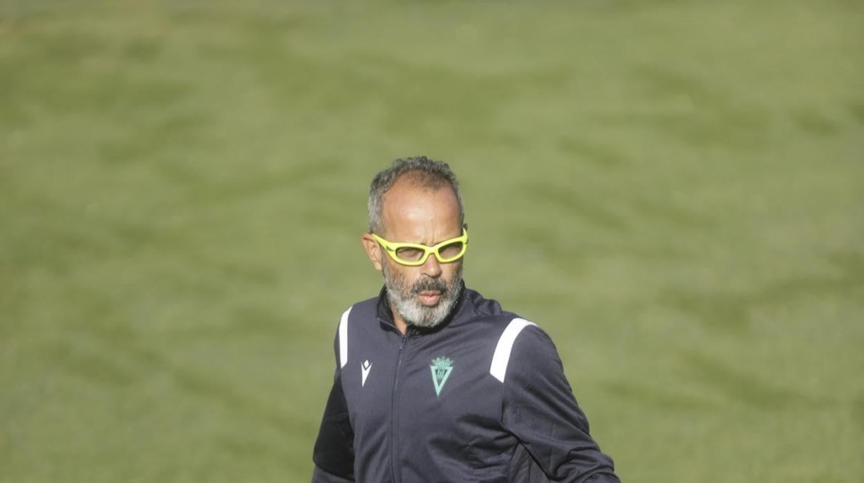 álavro cervera, en su etapa como entrenador del cádiz.