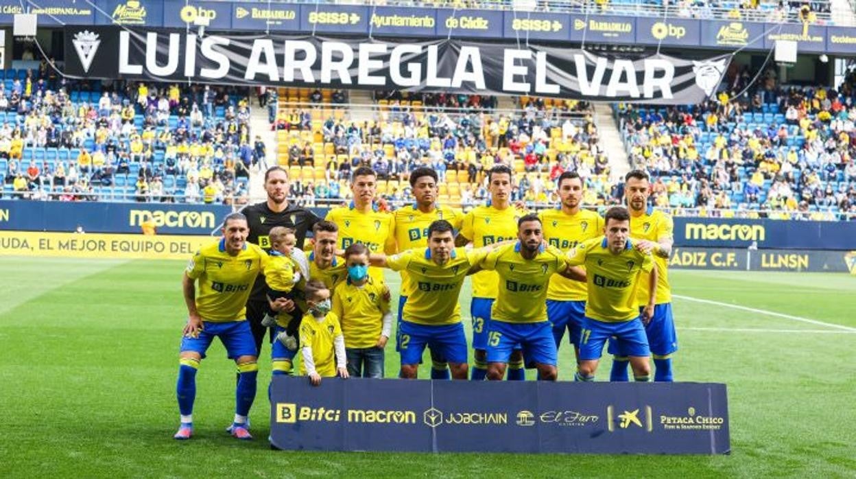 Once titular del Cádiz hace unas jornadas con la queja del club en la grada