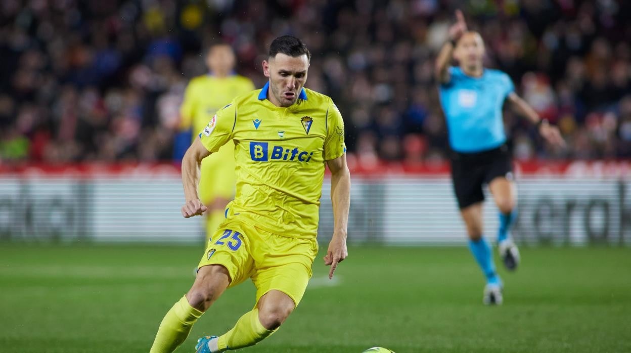 Lucas Perez, en un partido con el cádiz.