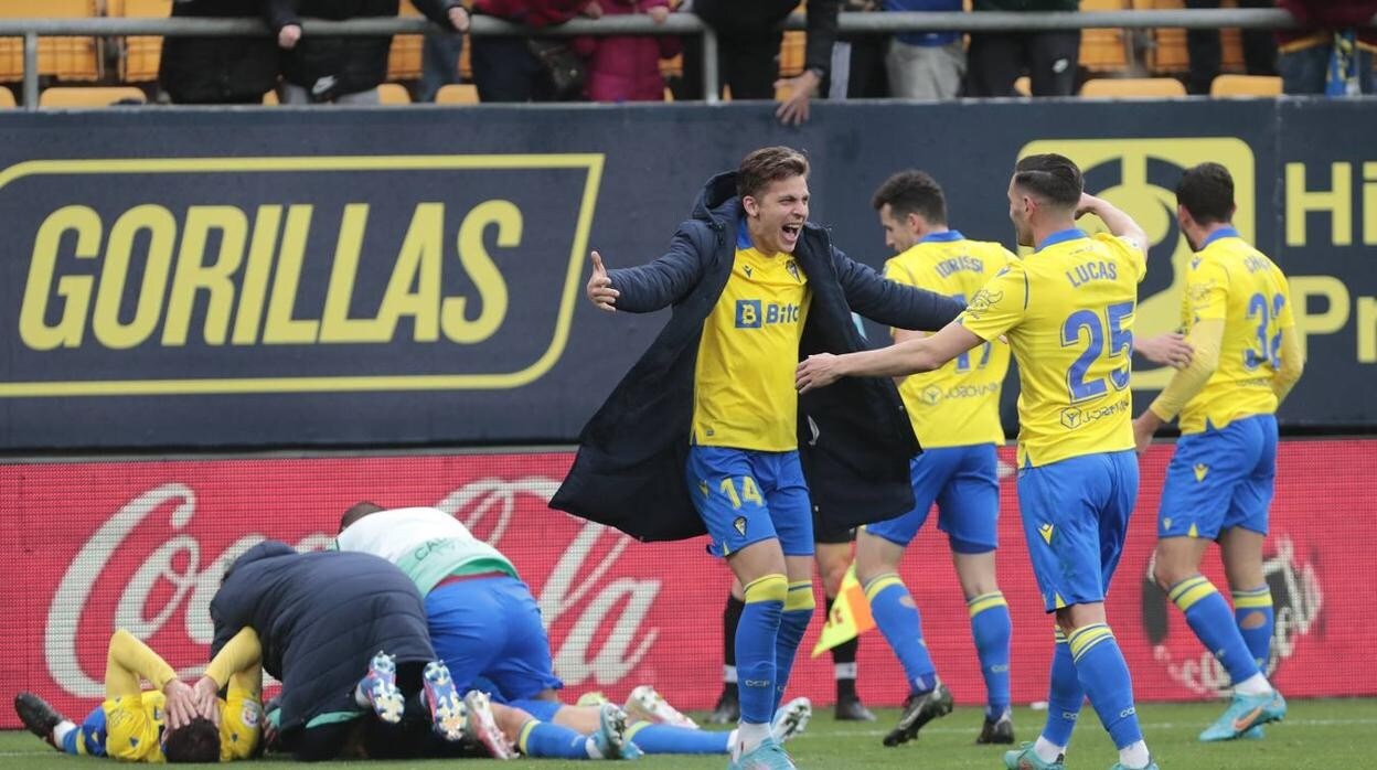 Los jugadores del Cádiz celebran la victoria ante el Villarreal