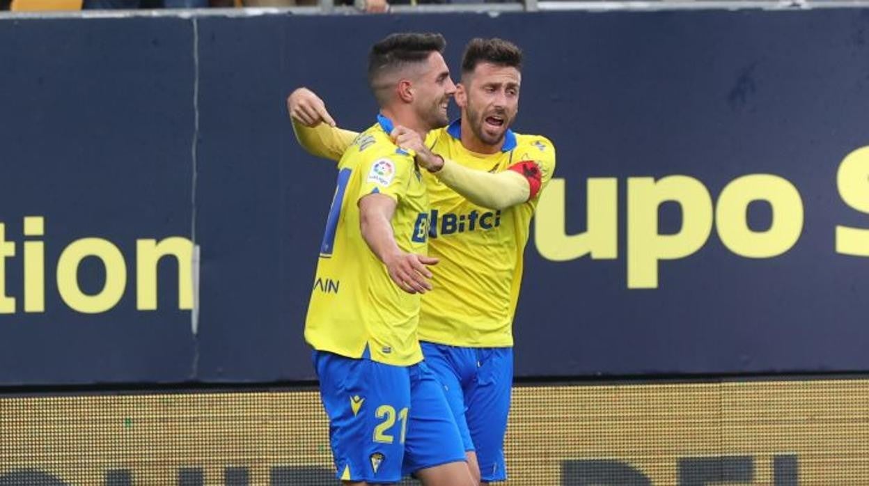 Sobrino y José Mari celebran el gol ante el Villarreal