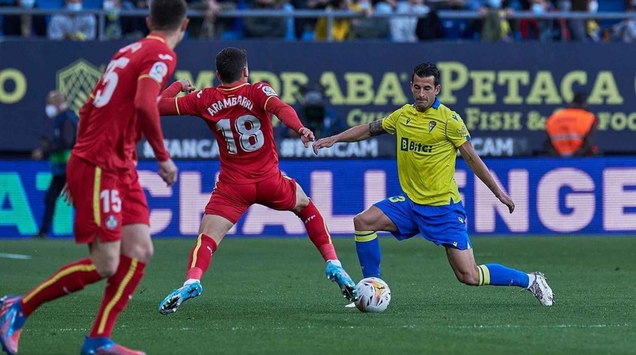 Luis Hernández en un partido con el Cádiz