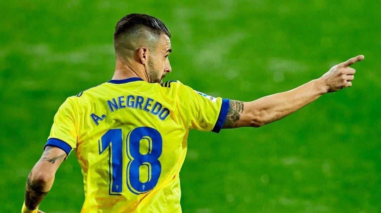 Negredo en un partido con el Cádiz CF