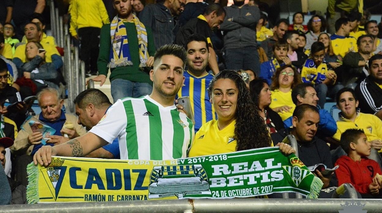 Aficionados del Cádiz y Betis en un partido