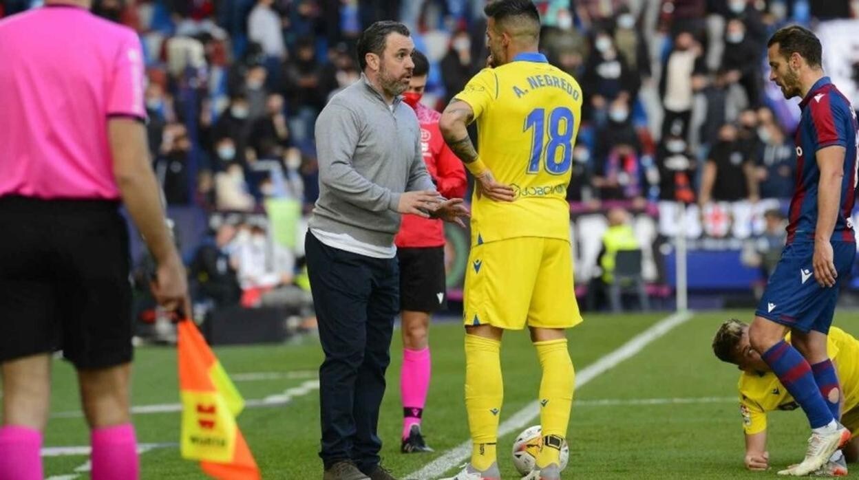 Sergio y Negredo charlan en el partido ante el Levante