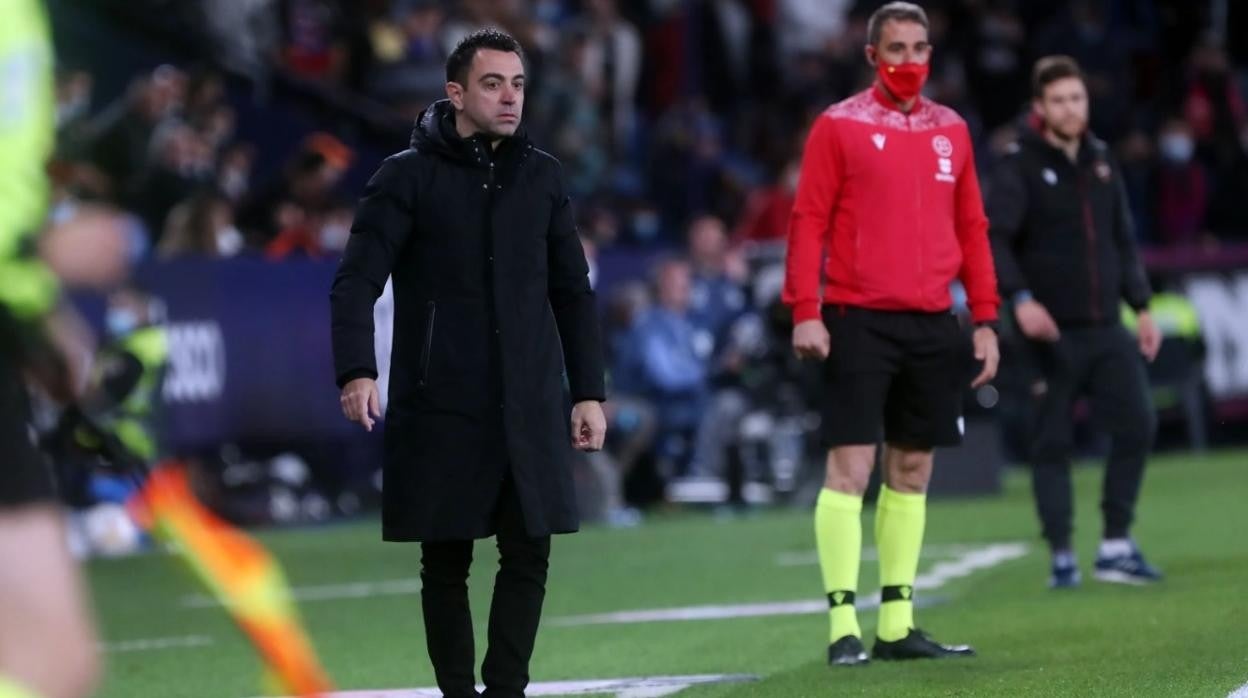 Xavi observa atentamente el partido de los suyos en el Ciutat de València