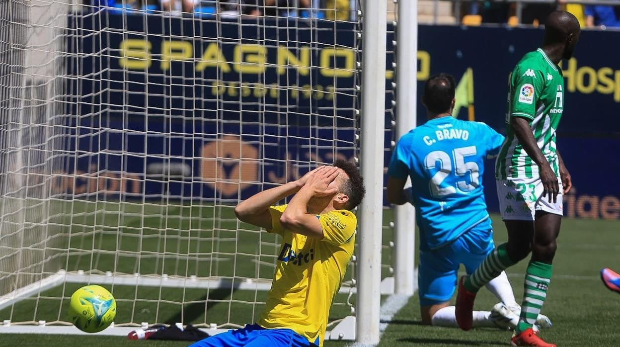 Idrissi se lamenta de una ocasión fallada ante el Real Betis