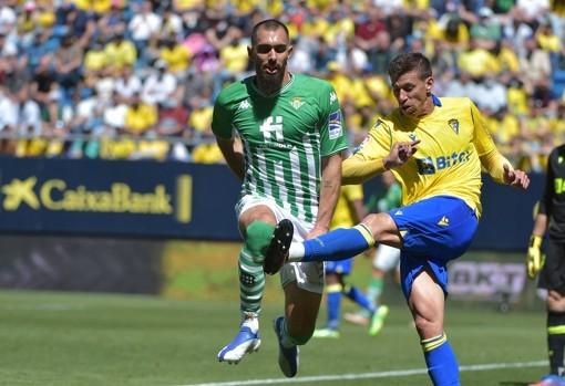 Penalti de Rubén Alcaraz sobre Borja Iglesias en el Cádiz - Betis.