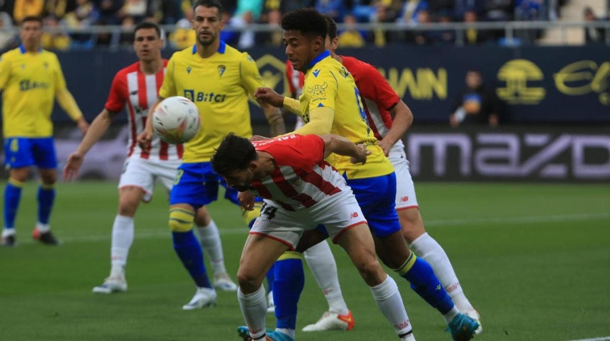 Los jugadores del Cádiz celebran el gol ante el Barcelona