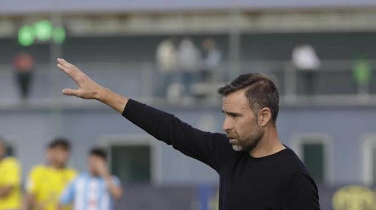Alberto Cifuentes, entrenador del Cádiz B, da indicaciones desde el área técnica