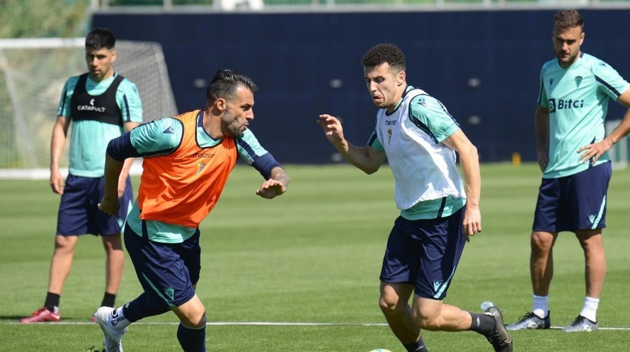 Negredo e Idrissi visitan una casa conocida para ellos.