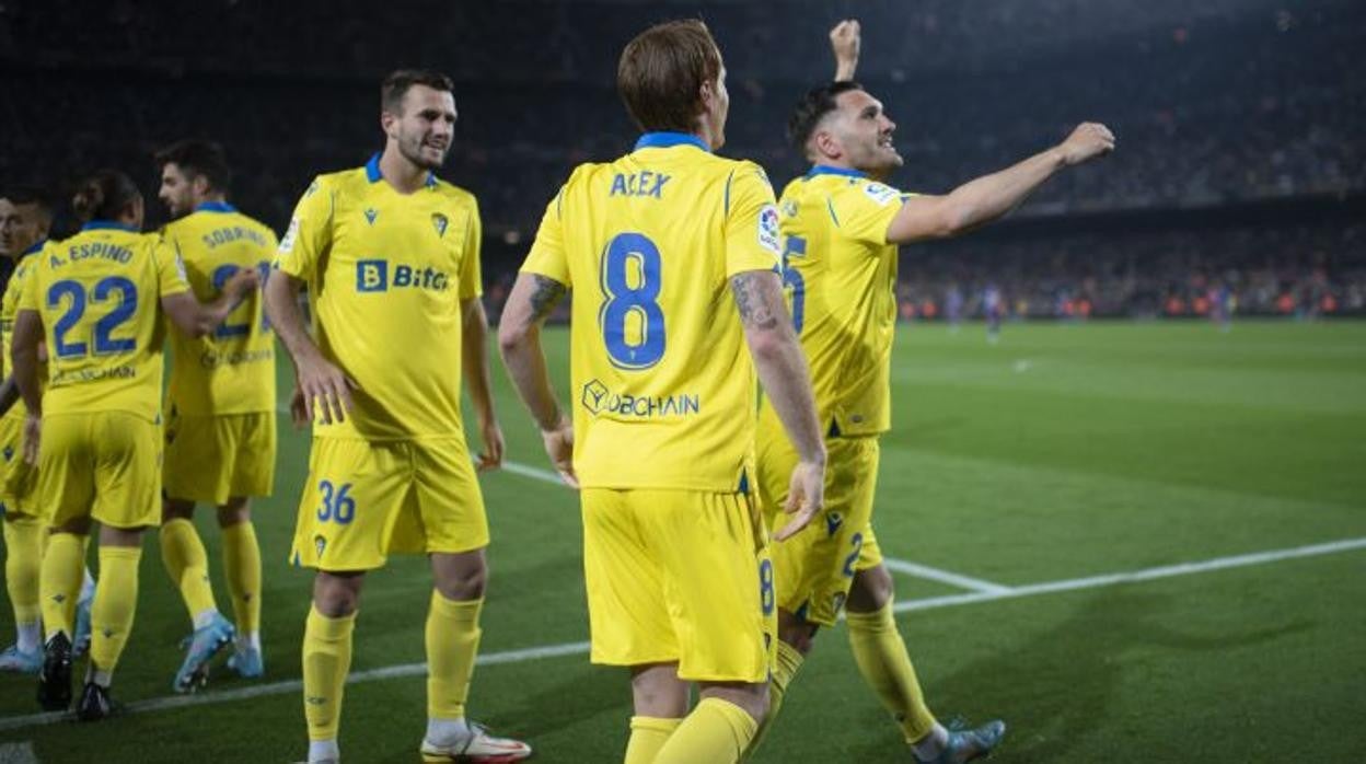 Los jugadores del Cádiz celebran el gol de Lucas Pérez en el Camp Nou