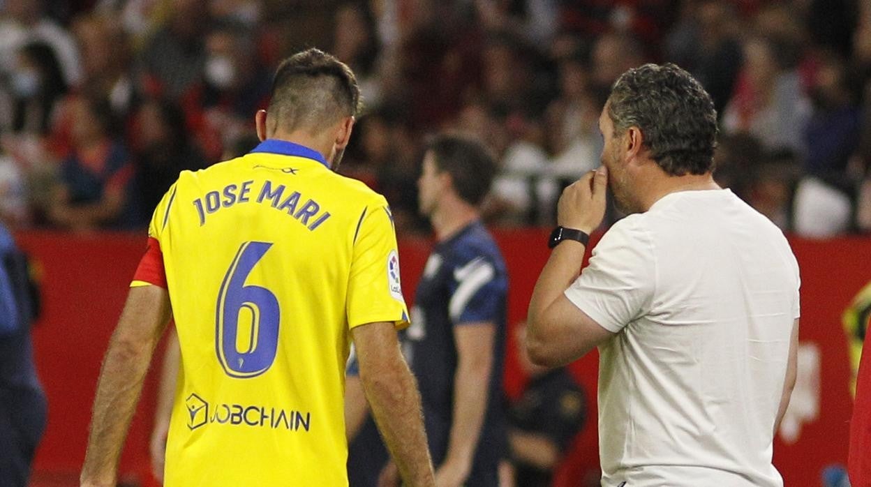 Sergio González dialoga con José Mari durante una fase del encuentro en el Pizjuán.