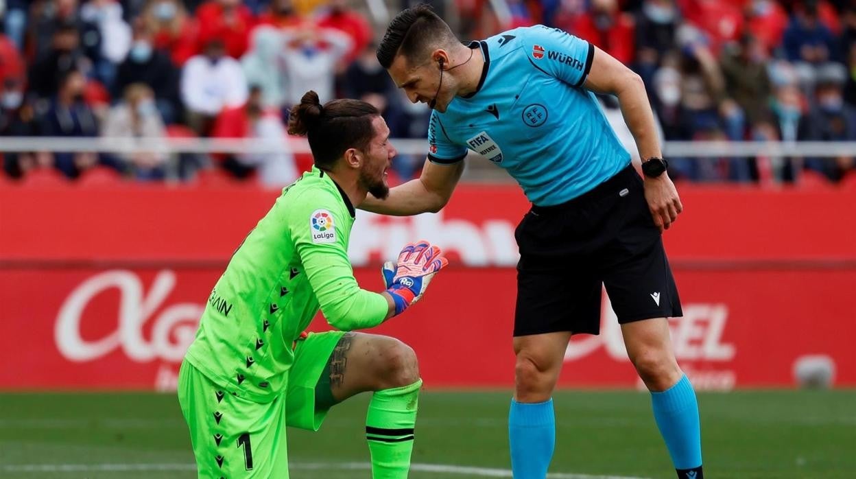 Conan charla con el árbitro en el partido en Mallorca