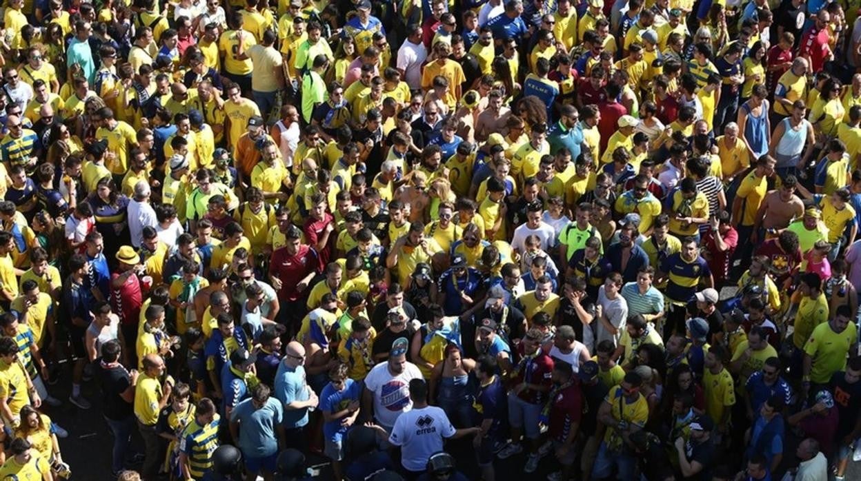 La afición del Cádiz arropa a su equipo