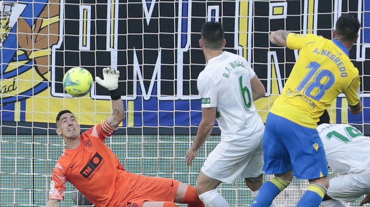 Edgar Badia se resbaló en el primer gol del Cádiz.